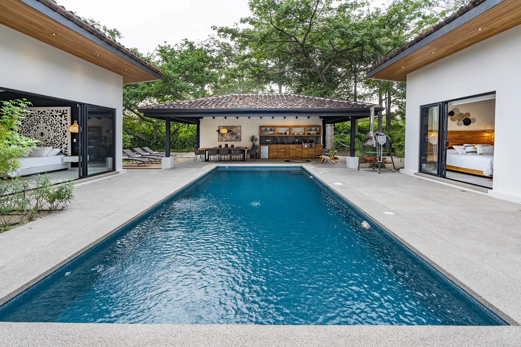 RG69 home opening onto the courtyard pool