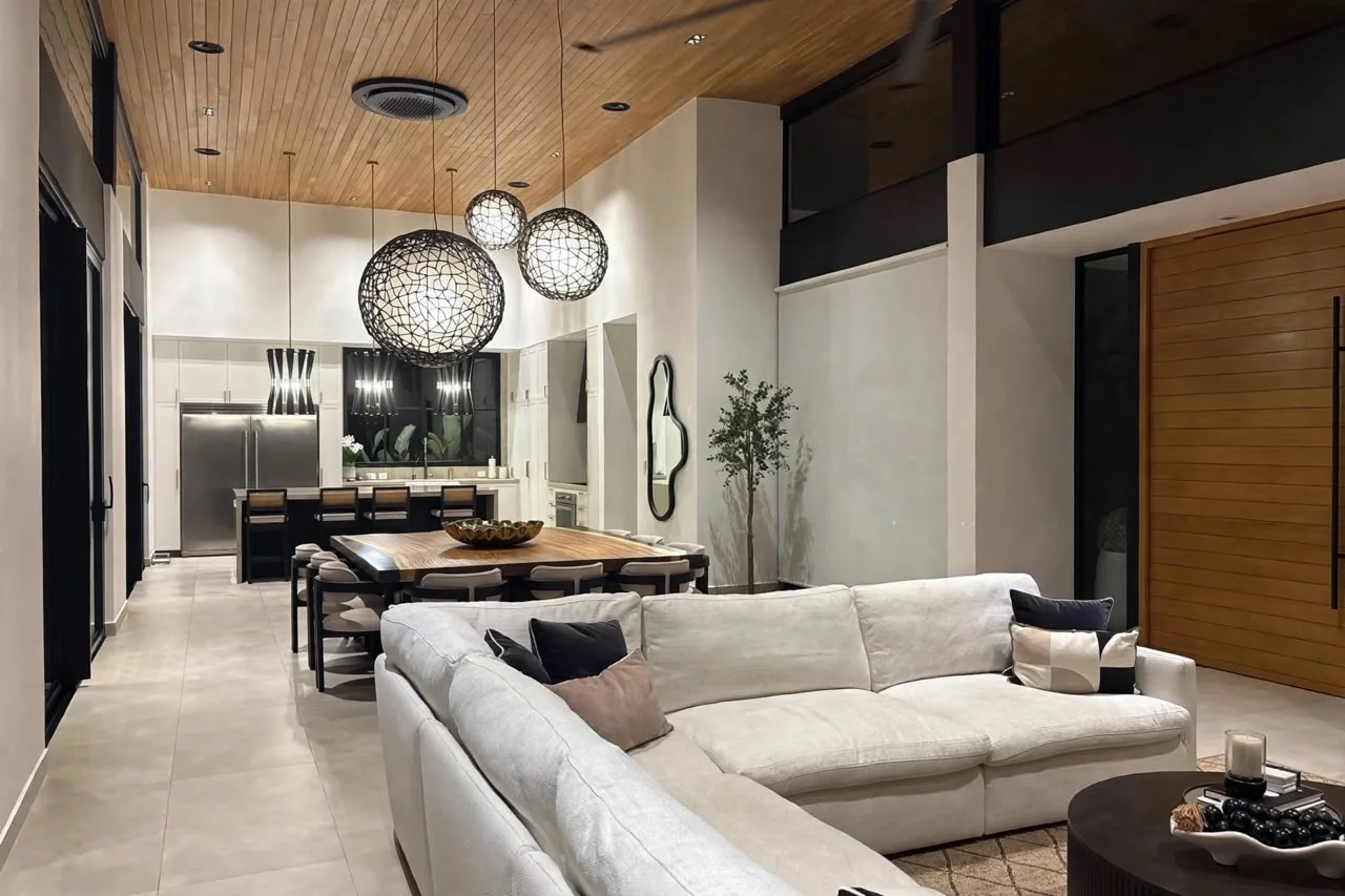 Casa 5 at Entroterra, with living and dining spaces beneath a timber ceiling
